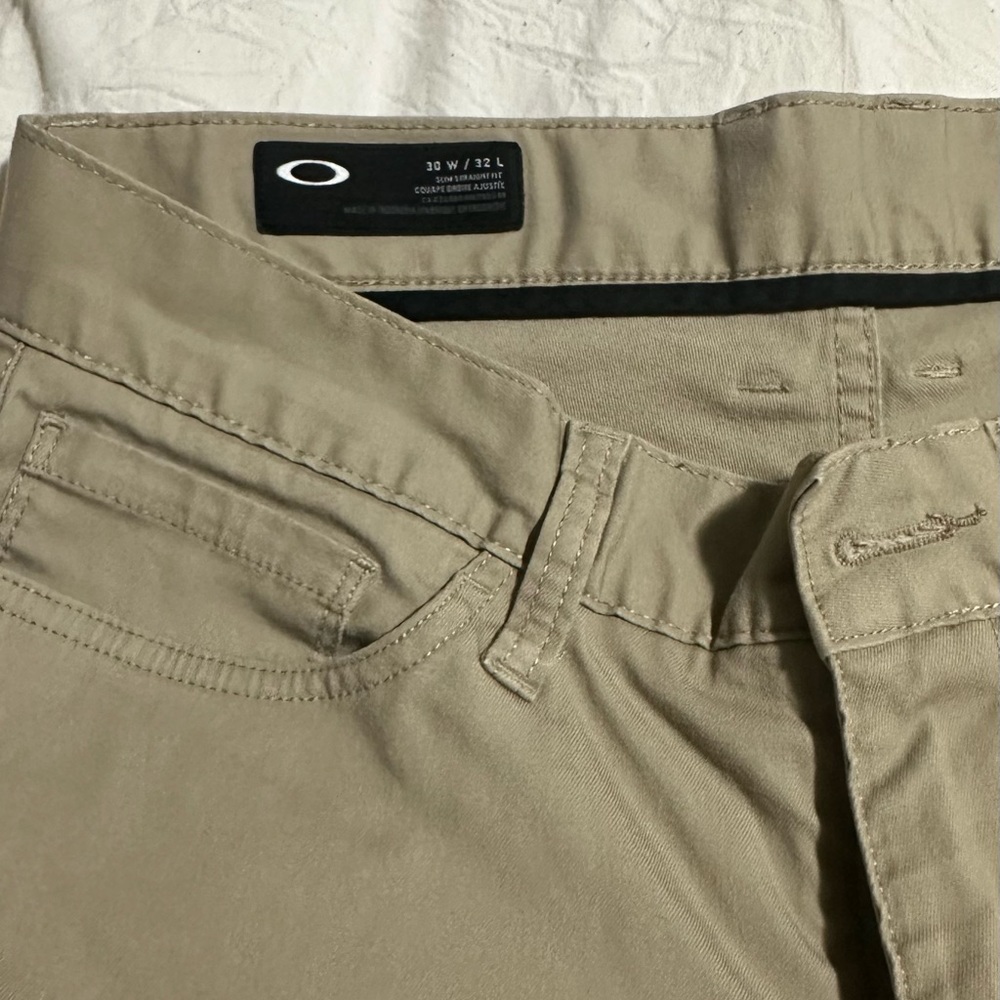 Oakley khaki pants 30x32 no damages